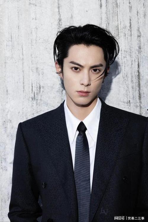 明星网红夸王鹤棣,网红明星齐点赞，魅力四射引关注